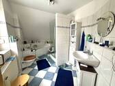 Tageslichtbad mit Wanne und Dusche - 