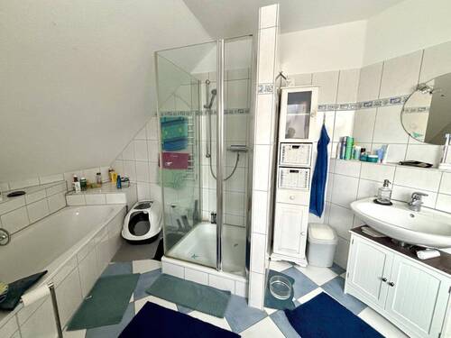 Tageslichtbad mit Wanne und Dusche - 