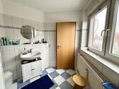 Tageslichtbad mit Wanne und Dusche - 