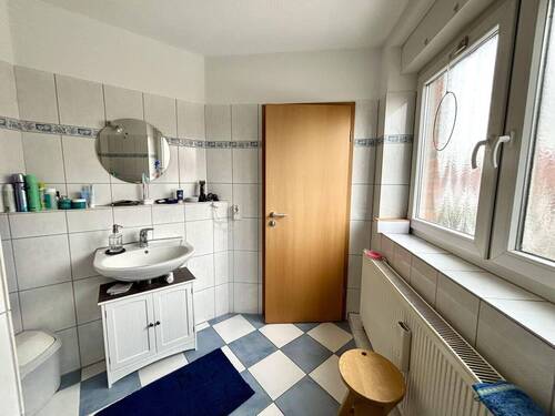 Tageslichtbad mit Wanne und Dusche - 