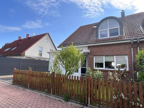 Vorderansicht Gebäude - Doppelhaushälfte mit 154,00 m&sup2; in Laatzen zum Kaufen