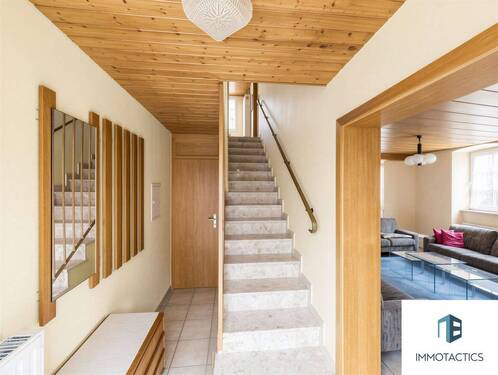 Flur mit Treppe EG - 5 Zimmer Mehrfamilienhaus, Wohnhaus zum Kaufen in Bad Kreuznach