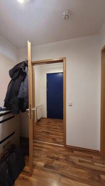 Blick aus Flur in Garderobe - 