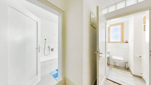 Flur zur Toilette und Bad - 