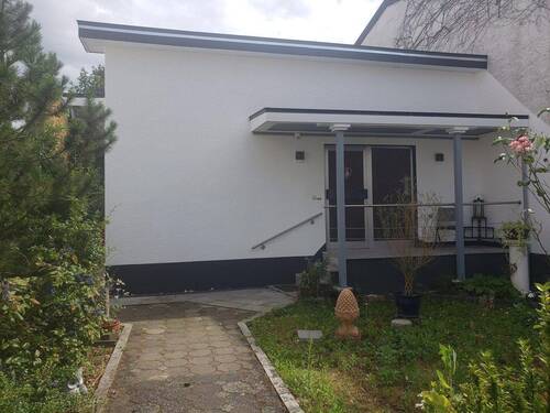 Bild 1 - Gemütlicher Bungalow, sehr zentral, großer Garten und Nebengebäude