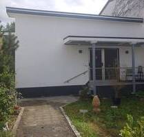 Gemütlicher Bungalow, sehr zentral, großer Garten und Nebengebäude - Lampertheim