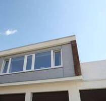 Separate Wohneinheit mit großer Dachterrasse und PKW-Stellplatz - Büdelsdorf