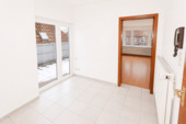 Wohnungsflur mit Zugang zur Dachterrasse - 