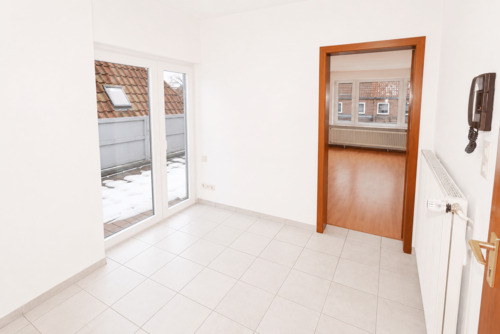 Wohnungsflur mit Zugang zur Dachterrasse - 