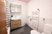 Innenliegendes Badezimmer mit Wanne eingerichtet 1 - 