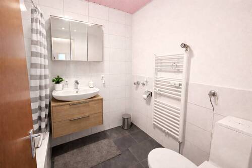 Innenliegendes Badezimmer mit Wanne eingerichtet 1 - 
