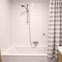 Innenliegendes Badezimmer mit Wanne eingerichtet 2 - 