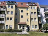 Hinteransicht - Geräumige 2-Raumwohnung mit Balkon ins Grüne und großzügigem Wohnbereich sucht neuen Mieter!