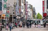 Straßenansicht - Wohnen und Vermieten! Balkone und Garagen! Liebevoll gepflegt und teilmodernisiert.