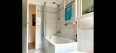 Bad mit Badewanne und Fenster - 