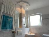 Bad mit Badewanne und Fenster - 