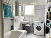 Bad mit Badewanne und Fenster - 