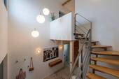 Treppenaufgang mit offener Galerie - 