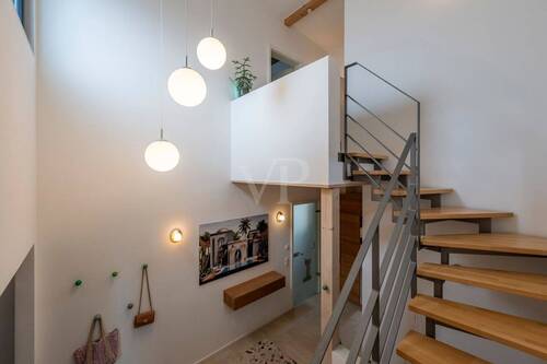 Treppenaufgang mit offener Galerie - 