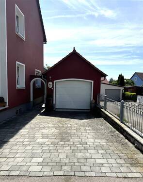 Garage und Stellplatz - 