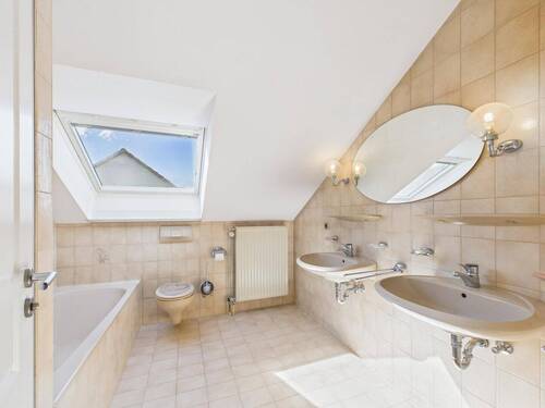 Großzügiges Familienbad mit Tageslicht - 