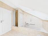 Badewanne und sep. Dusche unter dem Dach, gut belichtet und harmonisch in die Dachschräge integriert - 