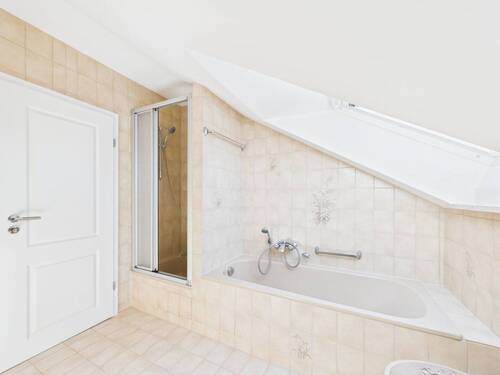 Badewanne und sep. Dusche unter dem Dach, gut belichtet und harmonisch in die Dachschräge integriert - 