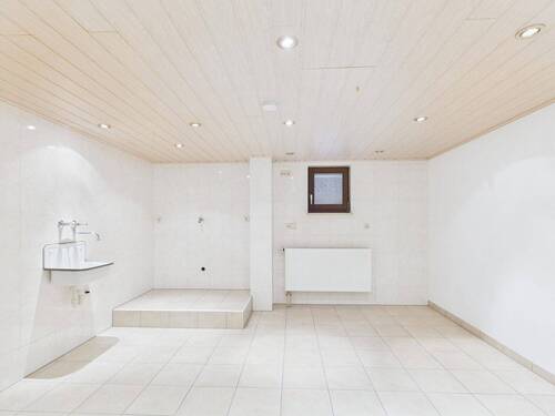 Großzügiger Hauswirtschaftsraum, ideal für Waschmaschine, Trockner und Vorräte - 