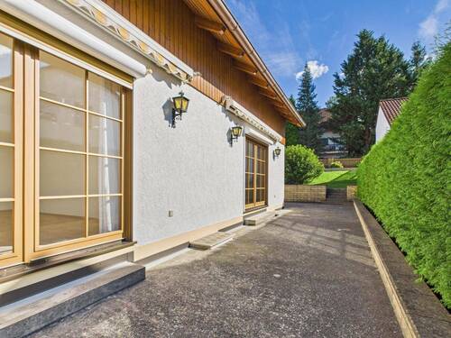 Sonnige, blickgeschützte Terrasse, perfekter Rückzugsort für die Einliegerwohnung - 