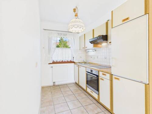 Separate Einbauküche in der Einliegerwohnung, funktional und gepflegt - 