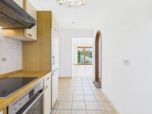 Blick aus der Küche in den Wohn-/Schlafbereich - 