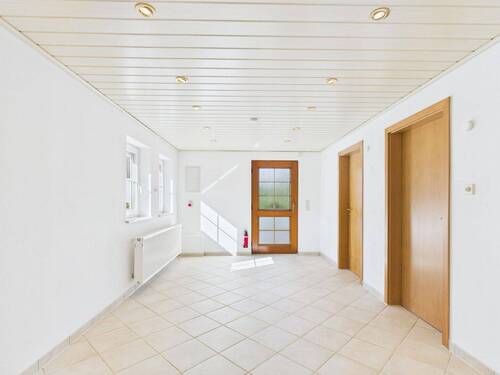 Geräumiger Mehrzweckraum im Nebengebäude, perfekt als Werkstatt, Hobbyraum oder Lagerfläche nutzbar - 