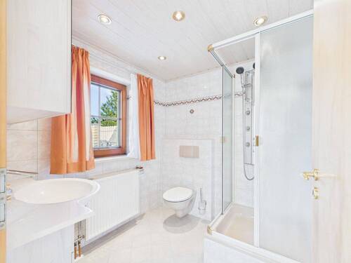 Praktisches Duschbad im Nebengebäude mit Fenster, WC und Waschbecken ausgestattet - 