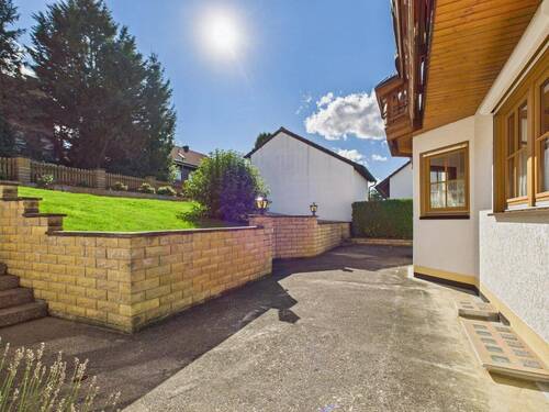 Großzügige Hoffläche, einladend gestaltet mit viel Raum für Leben im Freien - 