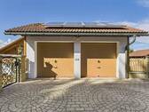 Repräsentative Doppelgarage mit Solaranlage - 