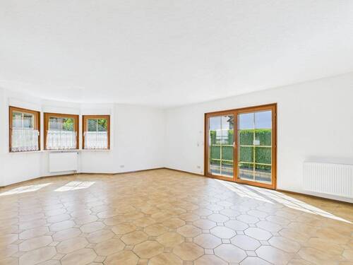 Großzügiger Wohn-/Essbereich mit bodentiefen Fenstern und Zugang zur Terrasse - Einfamilienhaus mit 176,00 m&sup2; in Egenhofen zum Kaufen