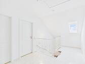 Helle Galerie mit Dachflächenfenster, ein luftiger Verteilerpunkt zu den Schlafzimmern im OG - 