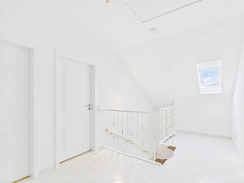Helle Galerie mit Dachflächenfenster, ein luftiger Verteilerpunkt zu den Schlafzimmern im OG - 