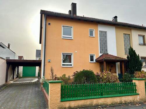 Wohnhaus mit Garage und Carport - 