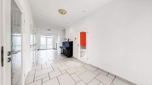 Flur - Mehrfamilienhaus, Wohnhaus mit 210,00 m&sup2; in Ganderkesee zum Kaufen