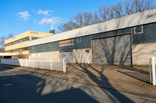 Seitenansicht mit Halle - Halle in Hennef