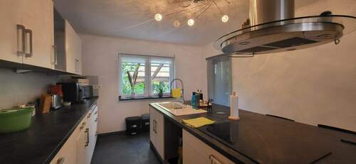 SCHÖNE KOCHINSEL MIT VORRATSRAUM - 