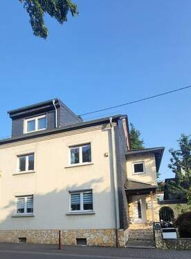 FRONTANSICHE - STADTNAH UND EINSEITIG ANGEBAUT - MERZIG -STADT - EINSEITIG ANGEBAUTES GERÄUMIGES EINFAMILIENHAUS MIT VIEL PLATZ - VIER SCHLAFZIMMER, TERRASSE, KLEINEM NATURIDYLL + GROSSE GARAGE