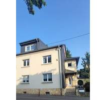 MERZIG -STADT - EINSEITIG ANGEBAUTES GERÄUMIGES EINFAMILIENHAUS MIT VIEL PLATZ - VIER SCHLAFZIMMER, TERRASSE, KLEINEM NATURIDYLL + GROSSE GARAGE