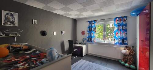 KINDERZIMMER MIT BLICK INS GRÜNE - 