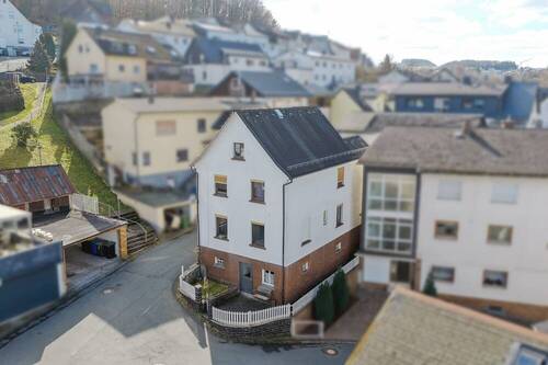 Aufnahme aus der Vogelperspektive - 6 Zimmer Einfamilienhaus in Bad Endbach