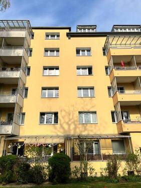 Haus_Rückseite - nur ca. 300 m zur S-Bahn S1 Sundgauer Straße