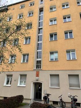 Haus_vorn - 2 Zimmer Etagenwohnung zum Kaufen in Berlin
