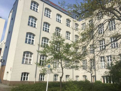 Wir sitzen in der 4. Etage links. - Im Herzen von Moabit: 3 Arbeitsplätze in Bürogemeinschaft frei - All-in-Miete