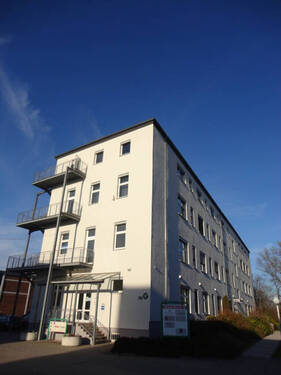 Giebelseite - Helle und geräumige Büroräume mit sehr guter Anbindung!